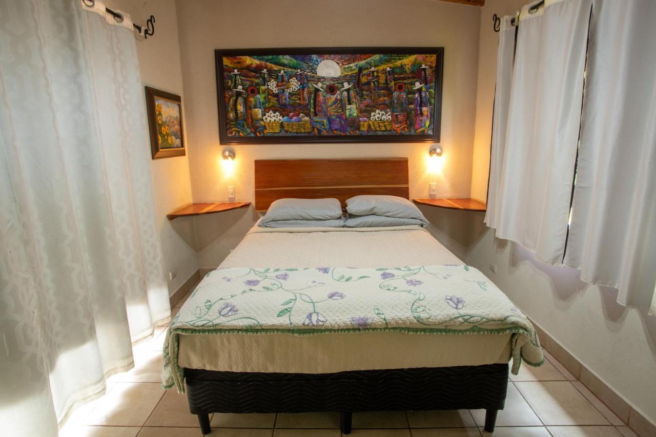 Lake Front Retreat At Los Elementos Santa Cruz La Laguna Bagian luar foto