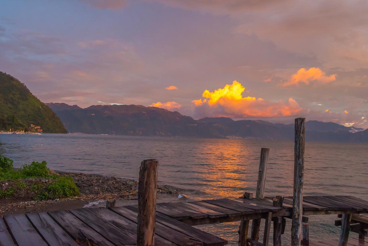 Lake Front Retreat At Los Elementos Santa Cruz La Laguna Bagian luar foto